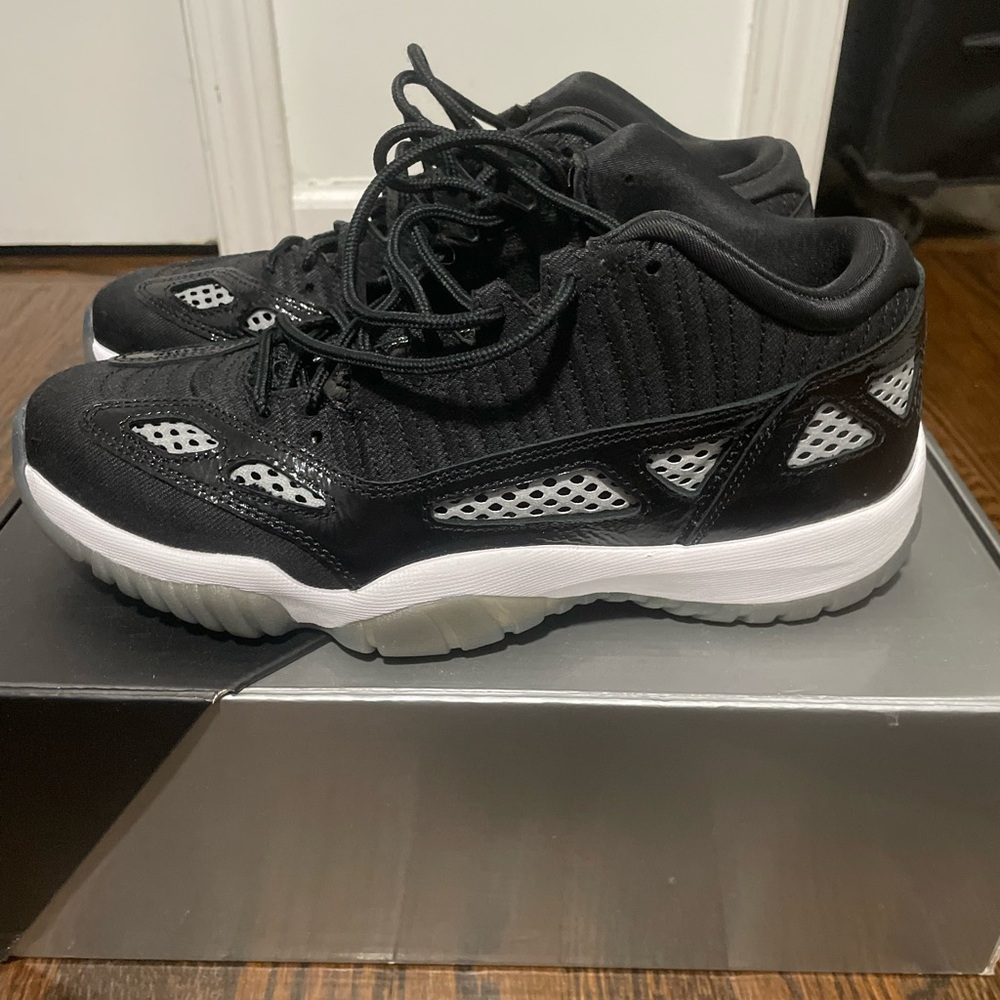 Men Air Jordan 11 Retro Low IE lightly worn and in greatt condition 😍